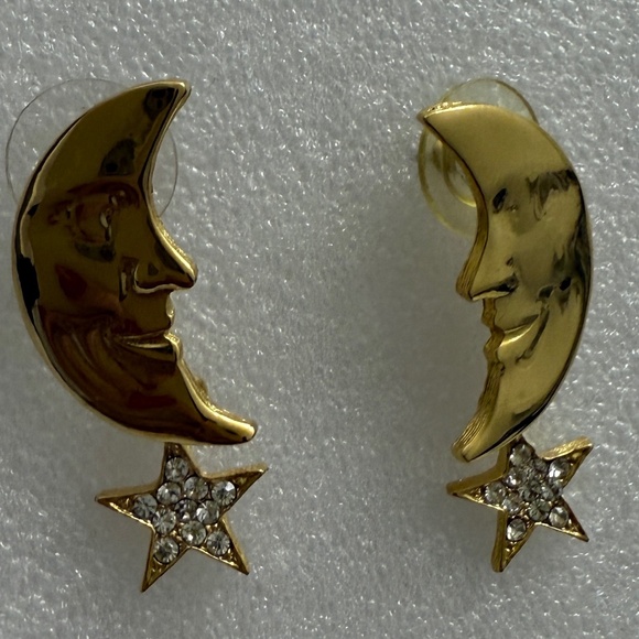 Pair of gold colored cresent earings with star dangle - Picture 3 of 4
